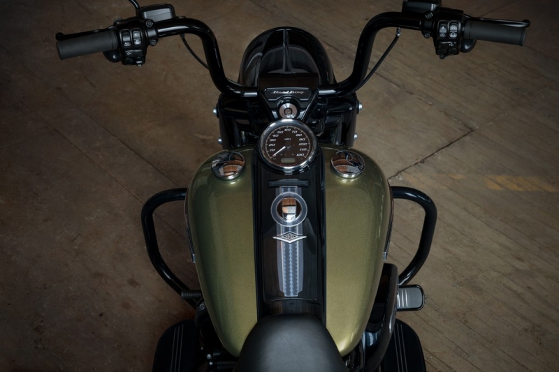 Harley-Davidson Road King Special 2017: agresivní custom bagger - 23 - 1 Harley Davidson 2017 Road King Special13