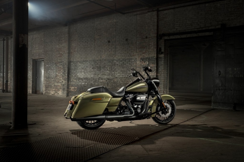 Harley-Davidson Road King Special 2017: agresivní custom bagger - 13 - 1 Harley Davidson 2017 Road King Special02