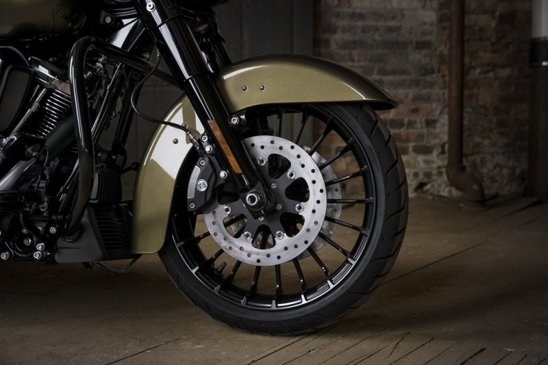 Harley-Davidson Road King Special 2017: agresivní custom bagger - 27 - 1 Harley Davidson 2017 Road King Special19