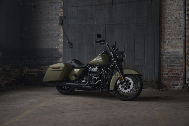 Harley-Davidson Road King Special 2017: agresivní custom bagger - 9 - 1 Harley Davidson 2017 Road King Special22
