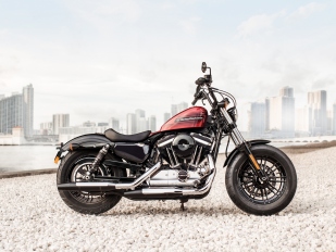 Harley-Davidson Forty-Eight Special a Iron 1200 Sportster 2018: retro s modernou