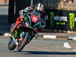 Tourist Trophy: Peter Hickman za 16’48.837 (134,638 mph)