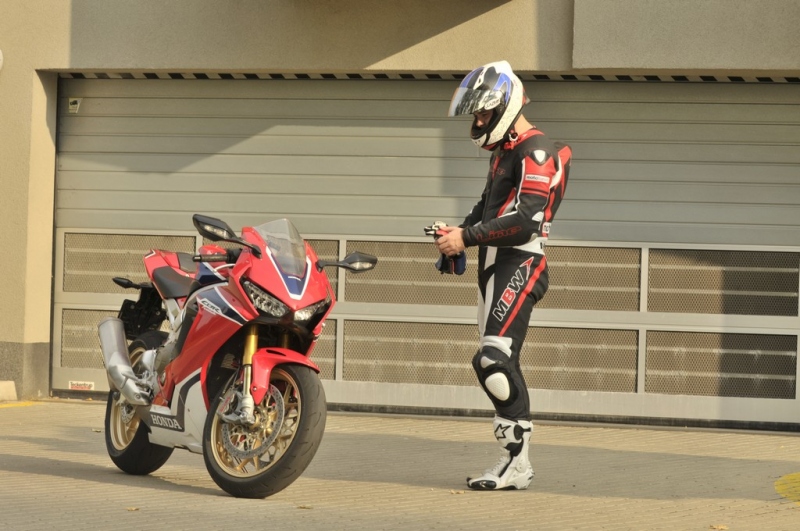 Test Honda CBR 1000 RR Fireblade SP 2017: tohle je pravý motosport - 3 - 1 Honda CBR 1000 RR fireblade test (13)