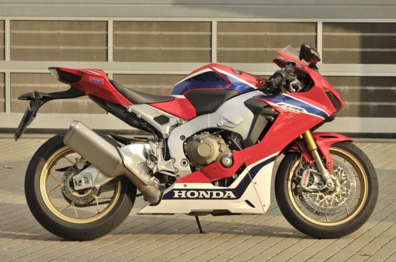 Test Honda CBR 1000 RR Fireblade SP 2017: tohle je pravý motosport - 1 - 1 Honda CBR 1000 RR fireblade test (10)