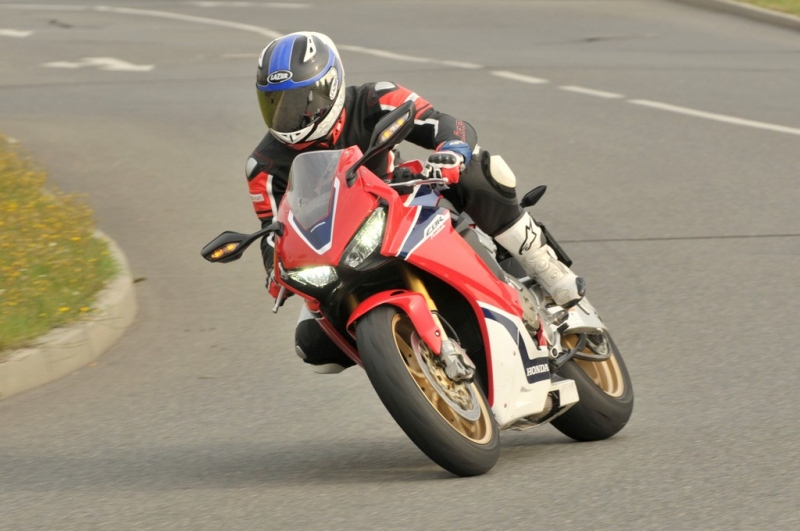 Test Honda CBR 1000 RR Fireblade SP 2017: tohle je pravý motosport - 17 - 1 Honda CBR 1000 RR fireblade test (31)
