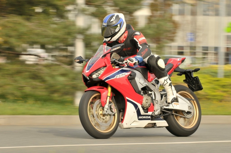 Test Honda CBR 1000 RR Fireblade SP 2017: tohle je pravý motosport - 19 - 1 Honda CBR 1000 RR fireblade test (35)