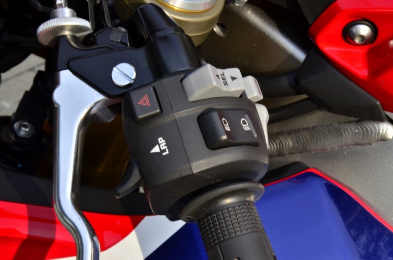 Test Honda CBR 1000 RR Fireblade SP 2017: tohle je pravý motosport - 35 - 1 Honda CBR 1000 RR fireblade test (39)