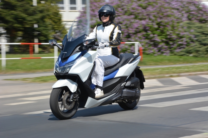 Test Honda Forza 125 ABS: pohodlný maxiskútr - 13 - 3 Honda Forza 125 test39