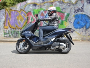 Test Honda PCX 125 DX 2025: kamarád do města
