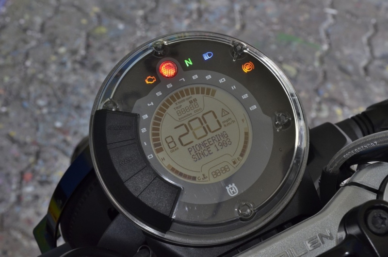 Test Husqvarna Svartpilen 401: Černý šíp vystřelen! - 6 - 1 Husqvarna Svartpilen 401 test (33)