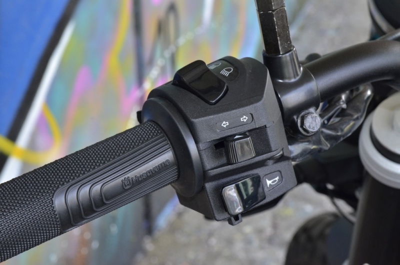 Test Husqvarna Svartpilen 401: Černý šíp vystřelen! - 26 - 1 Husqvarna Svartpilen 401 test (21)