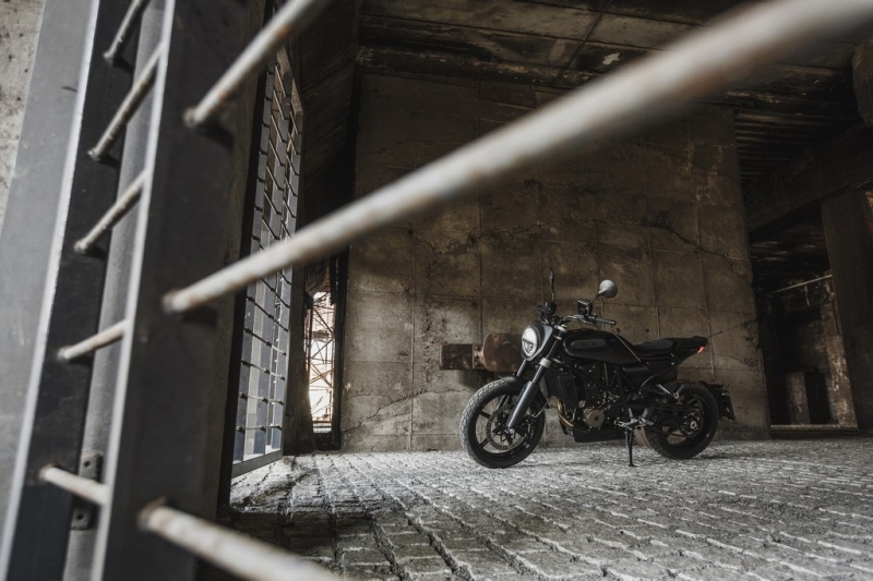 Test Husqvarna 701 Svartpilen: černý rytíř - 1 - 1 Husqvarna Svartpilen 701 test (25)