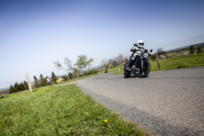 Test Husqvarna 701 Svartpilen: černý rytíř - 23 - 1 Husqvarna Svartpilen 701 test (24)