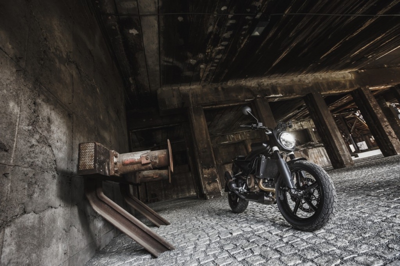 Test Husqvarna 701 Svartpilen: černý rytíř - 2 - 1 Husqvarna Svartpilen 701 test (1)