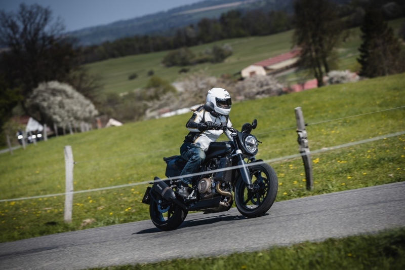 Test Husqvarna 701 Svartpilen: černý rytíř - 25 - 1 Husqvarna Svartpilen 701 test (13)