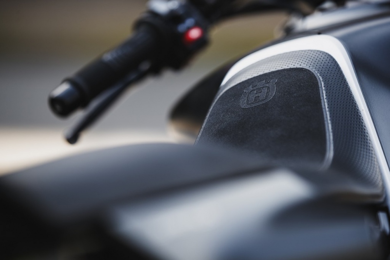 Test Husqvarna 701 Svartpilen: černý rytíř - 28 - 1 Husqvarna Svartpilen 701 test (29)