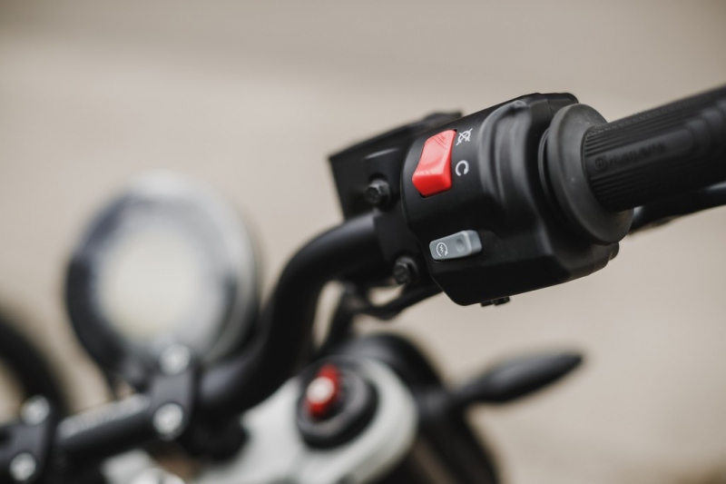 Test Husqvarna 701 Svartpilen: černý rytíř - 36 - 1 Husqvarna Svartpilen 701 test (39)