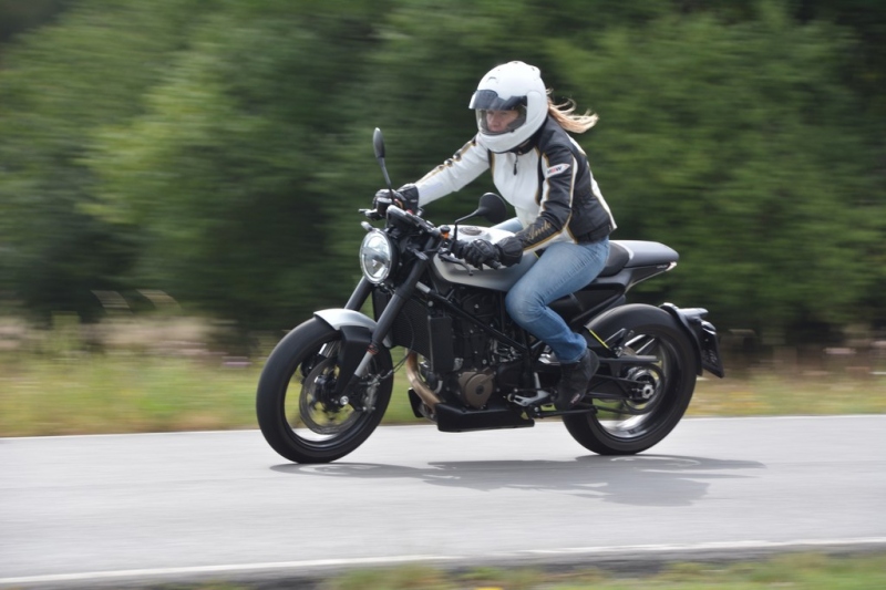 Test Husqvarna 701 Vitpilen: extravagantní Švéd - 17 - 1 Husqvarna Vitpilen 701 test (2)
