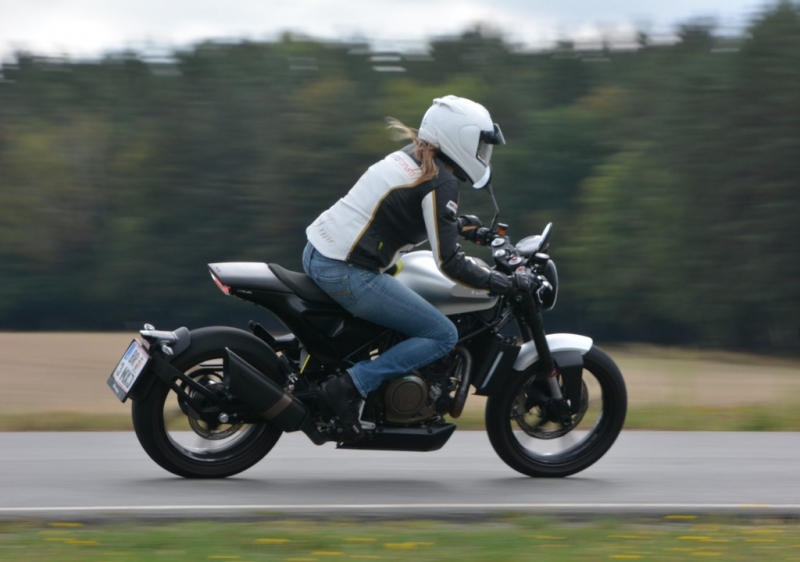Test Husqvarna 701 Vitpilen: extravagantní Švéd - 14 - 1 Husqvarna Vitpilen 701 test (5)