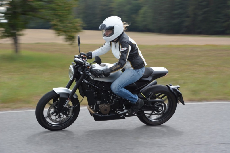 Test Husqvarna 701 Vitpilen: extravagantní Švéd - 15 - 1 Husqvarna Vitpilen 701 test (9)
