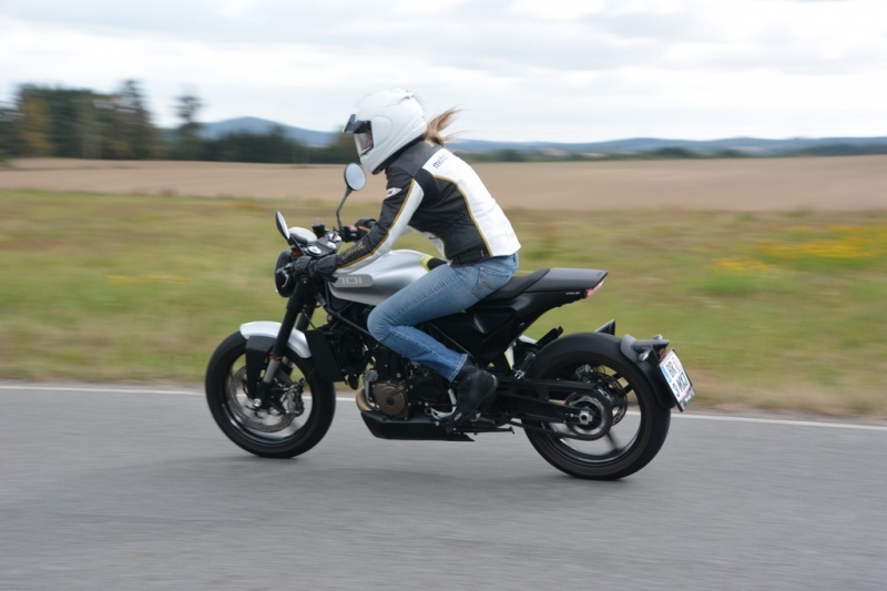Test Husqvarna 701 Vitpilen: extravagantní Švéd - 21 - 1 Husqvarna Vitpilen 701 test (8)