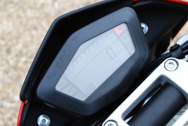 Test Ducati Hypermotard 1100: Hyperaktivní povaha - 8 - HypDSC_004108