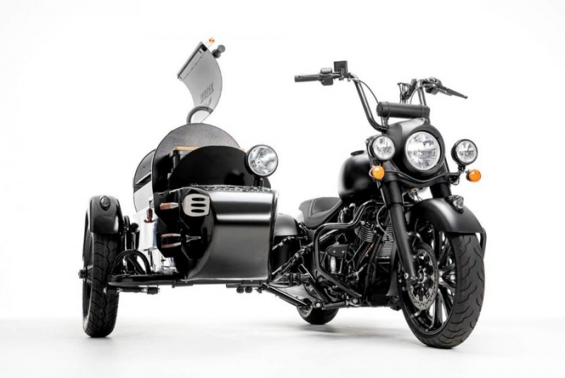 Indian Chieftain Dark Horse s BBQ grilem v sajdkáře - 2 - 1 Indian Chieftain Dark Horse BBQ gril sajdkara (3)