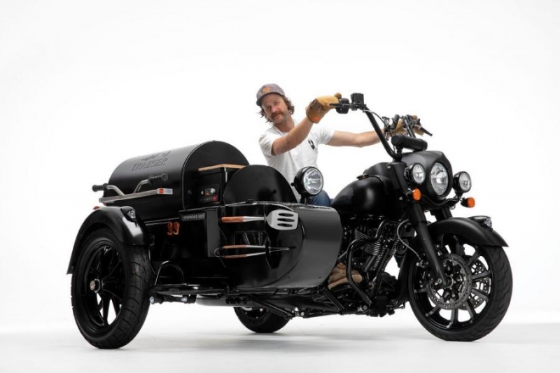 Indian Chieftain Dark Horse s BBQ grilem v sajdkáře - 1 - 1 Indian Chieftain Dark Horse BBQ gril sajdkara (1)