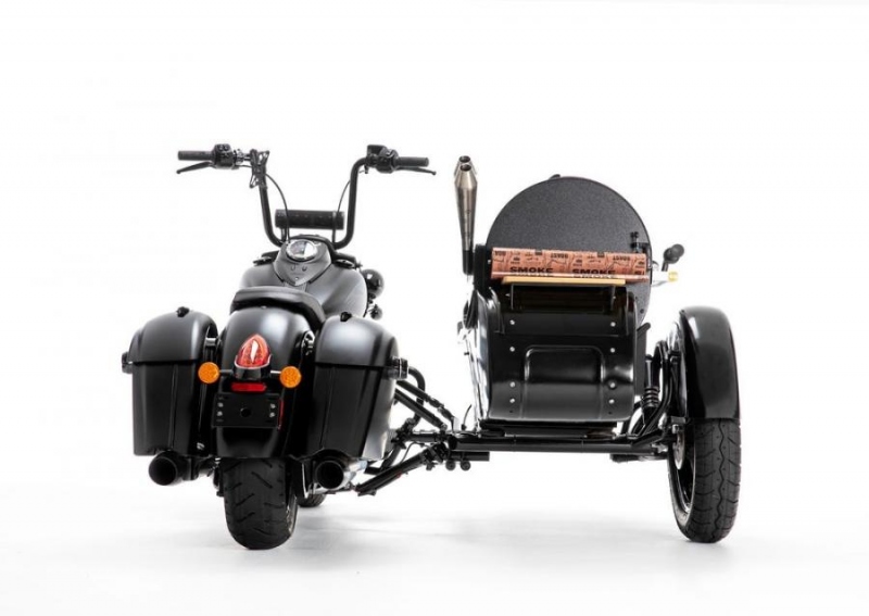 Indian Chieftain Dark Horse s BBQ grilem v sajdkáře - 3 - 1 Indian Scout gril Jack Daniels