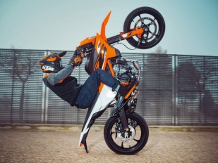 KTM 125 SMC R a 390 SMC R 2025: malé supermota