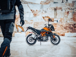 KTM 390 Adventure 2023: s vyplétanými koly