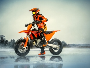 KTM 450 SMR 2025: hbité supermoto