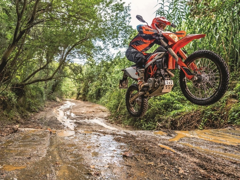 KTM 690 Enduro R a SMC R 2019: enduro a supermoto - 8 - 1 KTM 690 Enduro 2019 (5)
