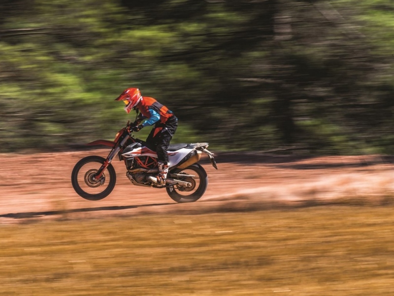 KTM 690 Enduro R a SMC R 2019: enduro a supermoto - 9 - 1 KTM 690 Enduro 2019 (6)