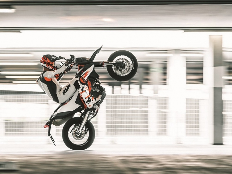 KTM 690 Enduro R a SMC R 2019: enduro a supermoto - 4 - 1 KTM 690 SMC R 2019 (8)