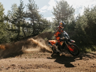 KTM 890 Adventure R Rally 2026: s DNA dakarských speciálů
