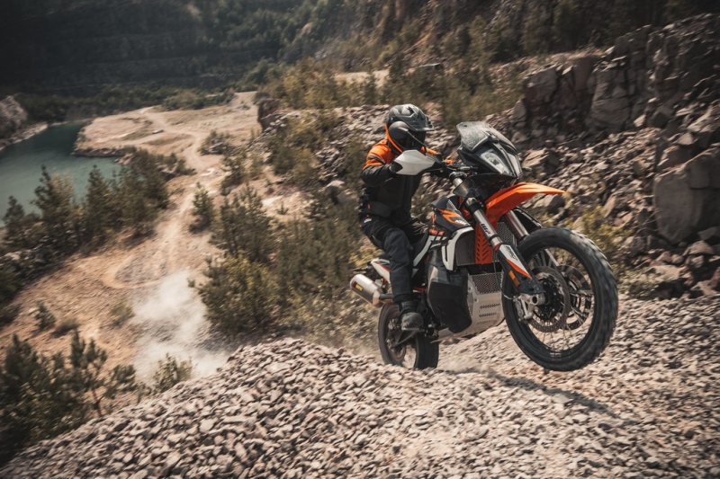 KTM 890 Adventure R a Rally: dvouválcové dobrodružství - 14 - 1 KTM 890 Adventure R (8)