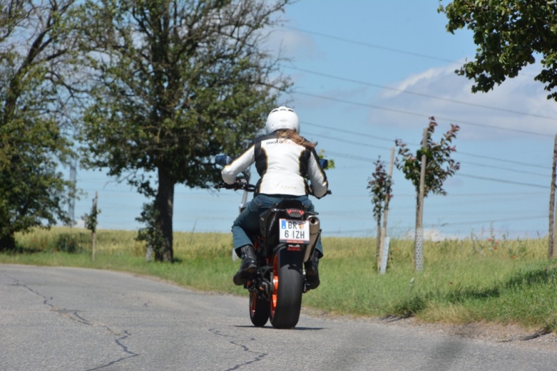 Test KTM 890 Duke R: nezkrotný vévoda - 15 - 1 KTM 890 Duke R test (10)