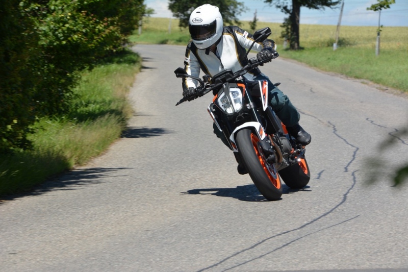 Test KTM 890 Duke R: nezkrotný vévoda - 2 - 1 KTM 890 Duke R test (7)