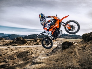 KTM 125 Enduro R a 390 Enduro R: malá endura