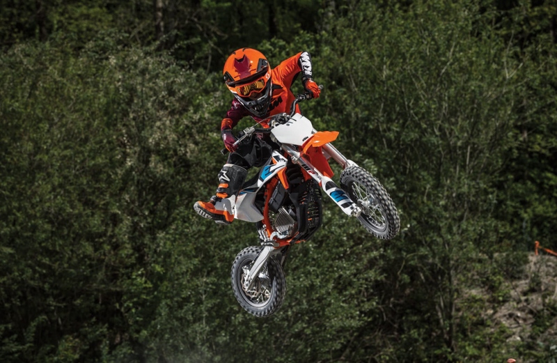 KTM SX-E 5: elektrická kroska pro děti - 9 - 1 KTM SX-E 5 elektricke enduro deti (5)