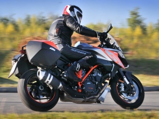 Test KTM 1290 Super Duke GT 2016: cesťák s raketovým pohonem