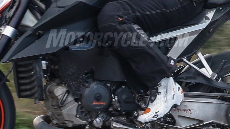 KTM 1290 Super Duke R 2019: zachyceno při testování - 9 - 1 KTM Super Duke R 2019 spy (10)