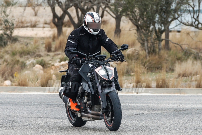 KTM 1290 Super Duke R 2019: zachyceno při testování - 4 - 1 KTM Super Duke R 2019 spy (2)