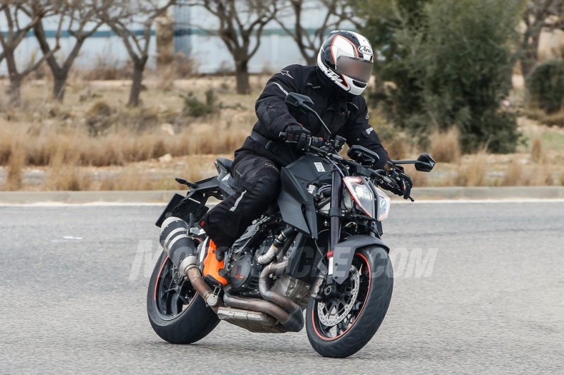 KTM 1290 Super Duke R 2019: zachyceno při testování - 5 - 1 KTM Super Duke R 2019 spy (3)