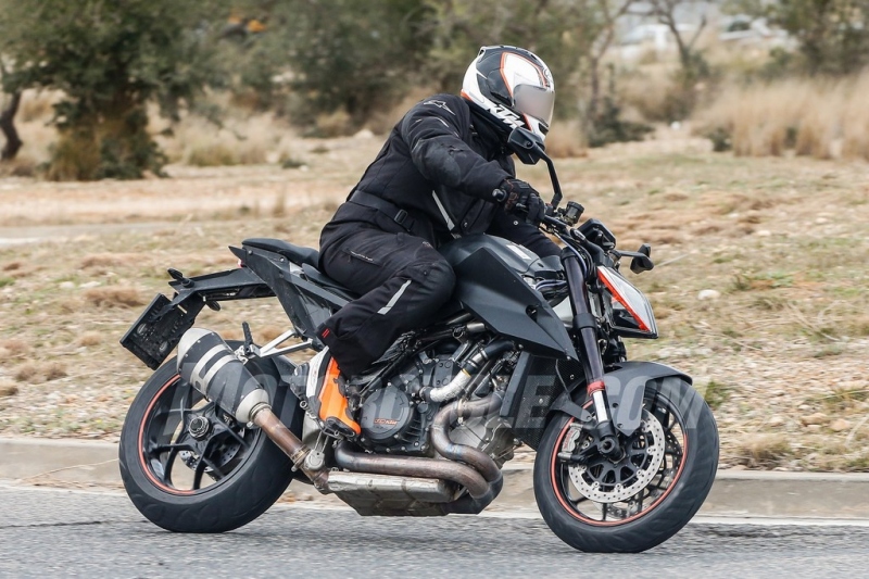 KTM 1290 Super Duke R 2019: zachyceno při testování - 6 - 1 KTM Super Duke R 2019 spy (4)