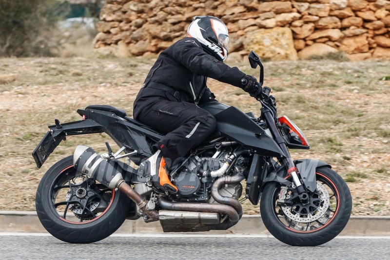 KTM 1290 Super Duke R 2019: zachyceno při testování - 7 - 1 KTM Super Duke R 2019 spy (8)