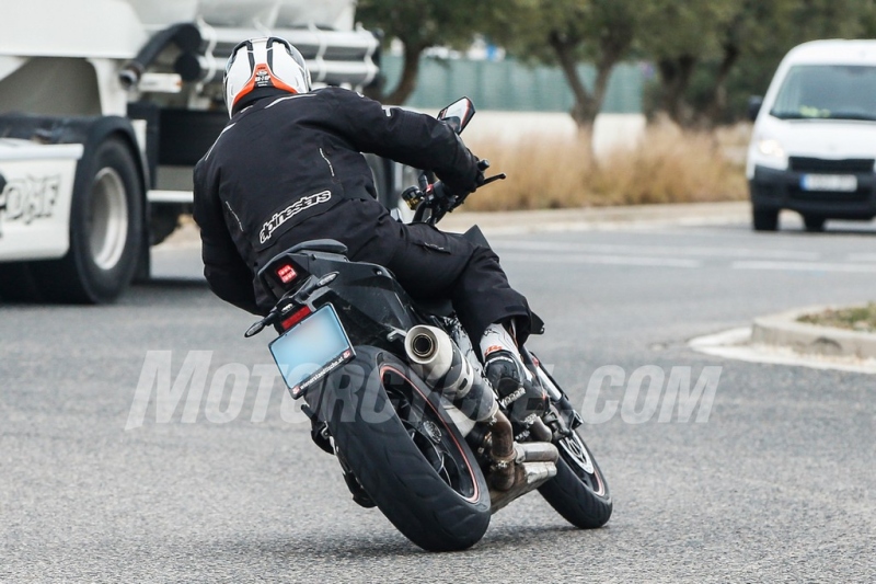 KTM 1290 Super Duke R 2019: zachyceno při testování - 2 - 1 KTM Super Duke R 2019 spy (7)