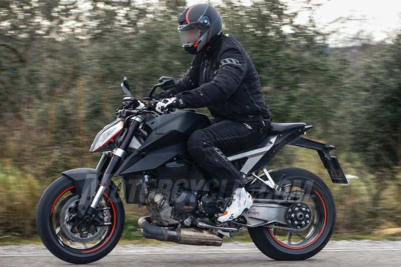 KTM 1290 Super Duke R 2019: zachyceno při testování - 8 - 1 KTM Super Duke R 2019 spy (9)