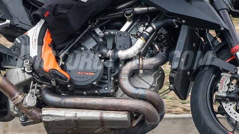 KTM 1290 Super Duke R 2019: zachyceno při testování - 9 - 1 KTM Super Duke R 2019 spy (10)